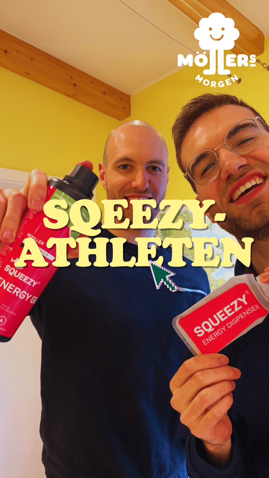 Zwei Personen halten Produkte der Marke Squeezy, einer hält eine rote Flasche mit dem Etikett „SQUEEZY ENERGY G“ und der andere eine Box mit dem Aufdruck „SQUEEZY ENERGY DISPENSER“. Der Text „SQUEEZY-ATHLETEN“ ist in gelben Buchstaben über dem Bild, zusammen mit einem Cursor-Pfeil. Das Möllers Morgen-Logo befindet sich oben links.