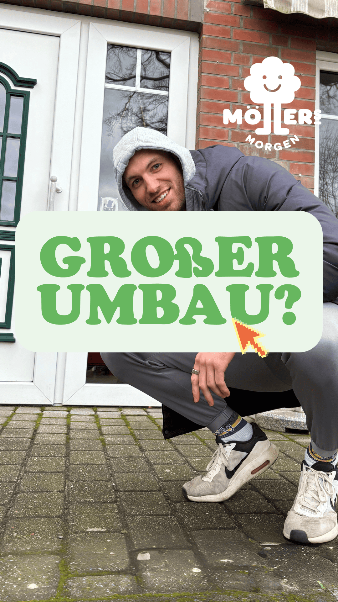 Person in sportlicher Kleidung und grauem Hoodie kniet vor einer Tür und lächelt. Der Text „GROßER UMBAU?“ in grünen Buchstaben erscheint über dem Bild, zusammen mit einem Cursor-Pfeil. Das Möllers Morgen-Logo befindet sich oben rechts im Bild.