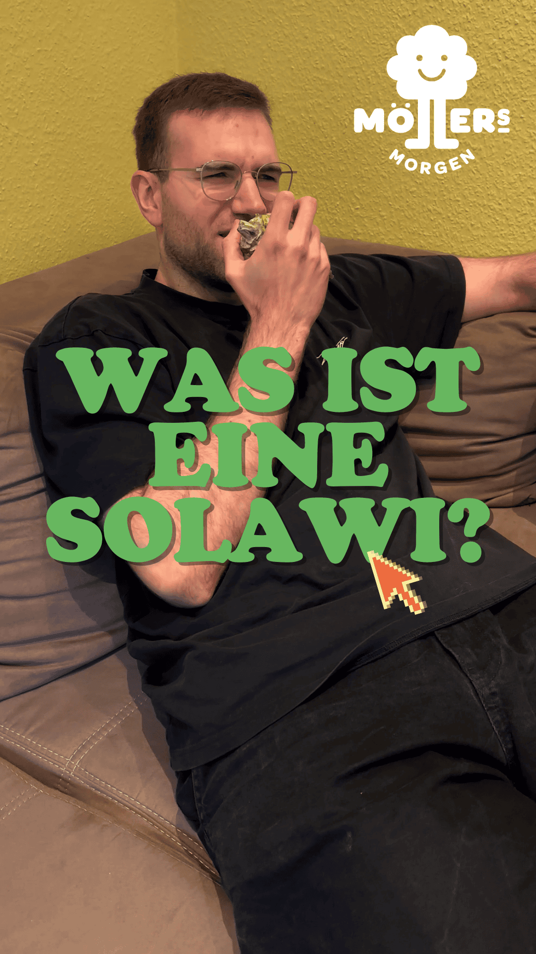 Person sitzt auf einem Sofa und hält eine Packung in der Hand, die sie gerade ansieht, während sie daran riecht. Der Text „WAS IST EINE SOLAWI?“ in grünen Buchstaben erscheint über dem Bild, zusammen mit einem Cursor-Pfeil. Das Möllers Morgen-Logo befindet sich oben rechts.