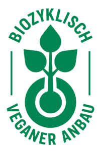 Logo für den biozyklisch-veganen Anbau, das drei grüne Blätter über einem Ring zeigt, zusammen mit dem Text „BIOZYKLISCH VEGANER ANBAU“ in grünen Buchstaben.