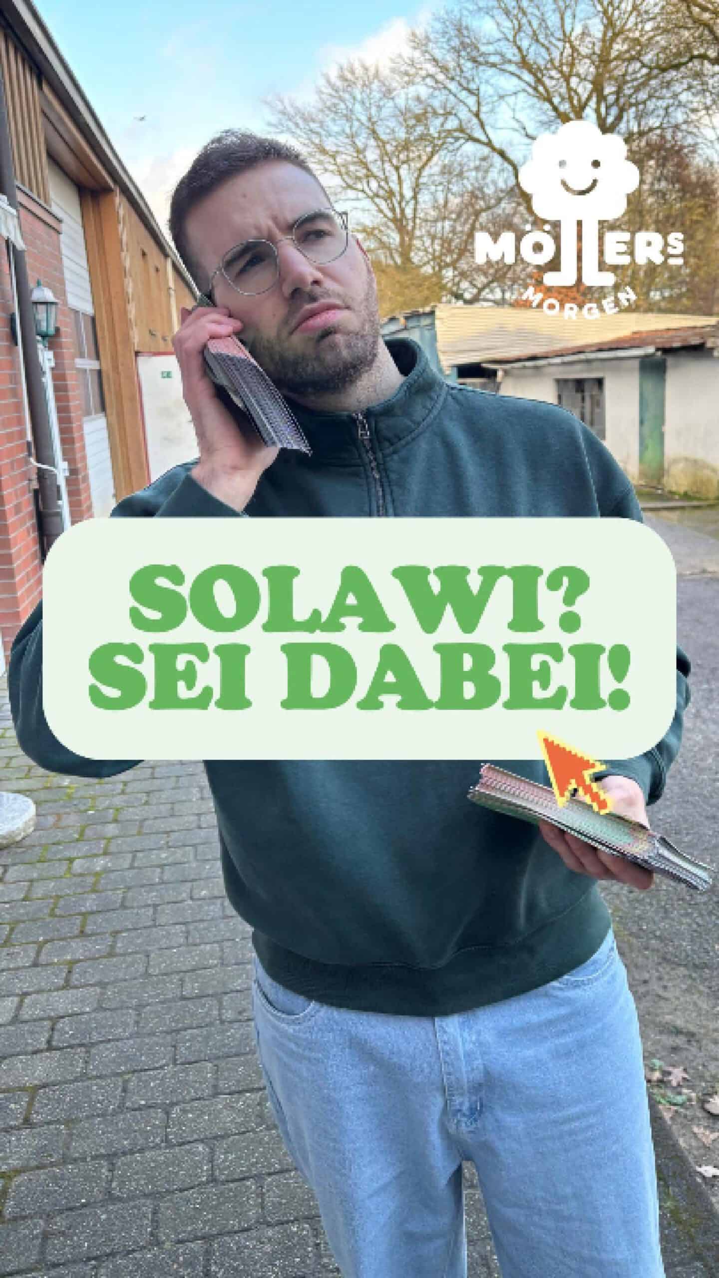 Person in einem grünen Hoodie hält ein Handy am Ohr und einen Stapel von Papieren in der Hand. Der Text „SOLAWI? SEI DABEI!“ in grünen Buchstaben ist über dem Bild zu sehen, zusammen mit einem Cursor-Pfeil. Das Möllers Morgen-Logo befindet sich oben links. Der Hintergrund zeigt eine Straße und ein Gebäude.