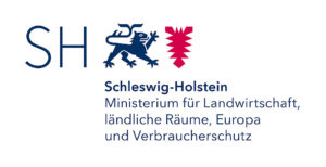 Logo des Ministeriums für Landwirtschaft, ländliche Räume, Europa und Verbraucherschutz des Landes Schleswig-Holstein. Es zeigt das "SH"-Wappen, einen stilisierten Löwen und einen roten Ausbruch.