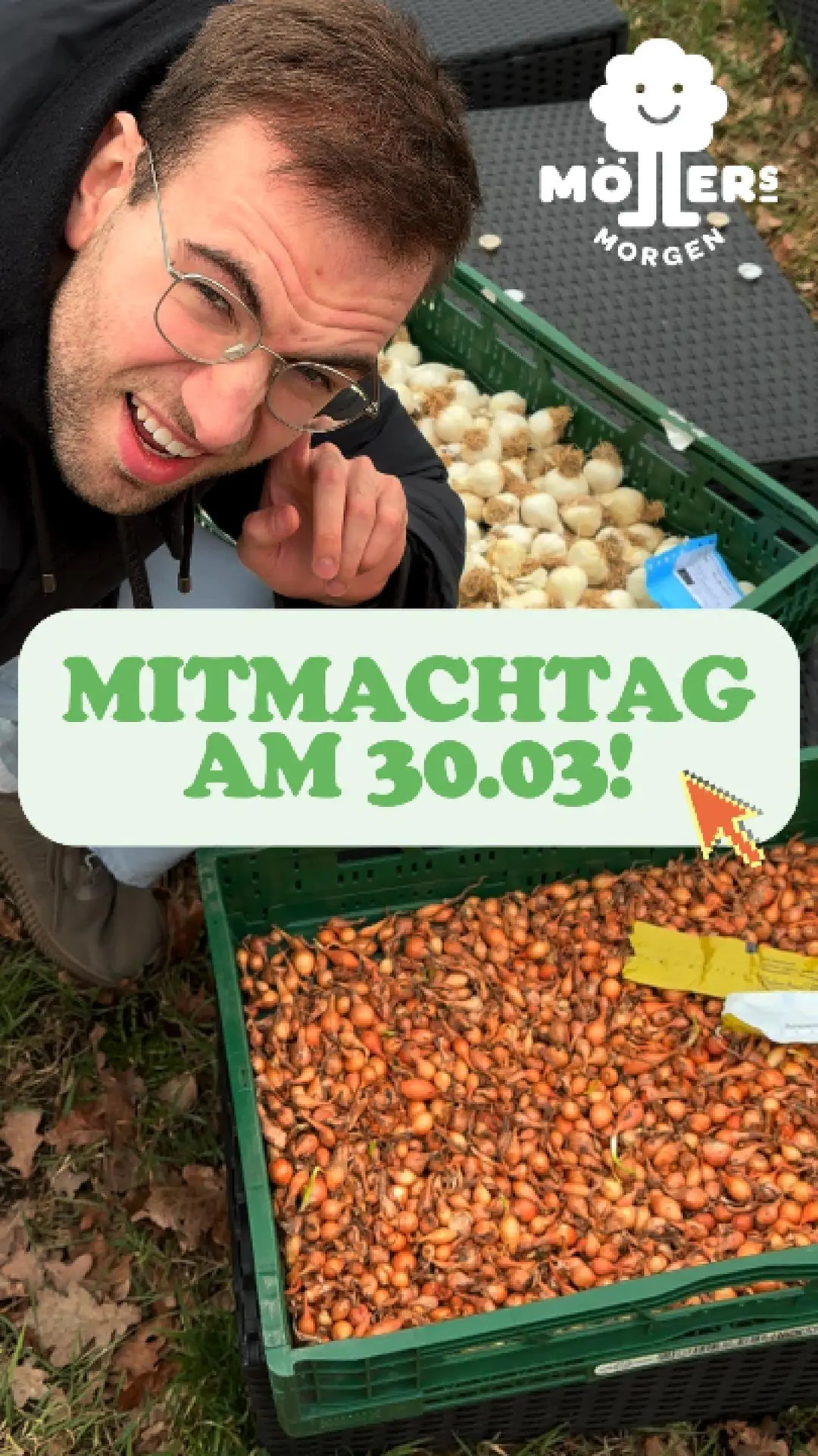 Ein Mann mit Brille und Bart, der neben Kisten mit Zwiebeln sitzt und für einen Mitmachtag am 30. März wirbt.