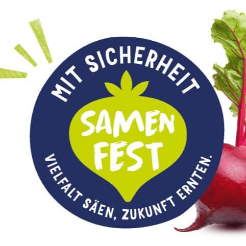 Ein rundes Logo mit dem Text "MIT SICHERHEIT SAMEN FEST" und "VIELFALT SÄEN, ZUKUNFT ERNTEN." Es zeigt eine grüne Illustration einer Pflanze in der Mitte, umgeben von einem blauen Kreis. Neben dem Logo befindet sich eine rote Rübe mit grünen Blättern.