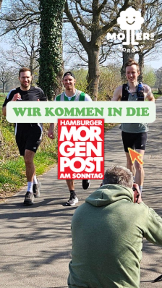 Das Bild zeigt drei Personen, die auf einer Straße joggen, während eine vierte Person sie fotografiert. Die Läufer tragen Sportkleidung und scheinen an einem Lauf teilzunehmen. Der Text auf dem Bild lautet "WIR KOMMEN IN DIE HAMBURGER MORGENPOST AM SONNTAG", was darauf hindeutet, dass das Foto oder die Veranstaltung in der Hamburger Morgenpost am Sonntag veröffentlicht wird. Das Logo "MÖLLERS MORGEN" ist ebenfalls sichtbar, was darauf hinweist, dass die Veranstaltung oder das Ereignis mit dieser Marke oder Organisation verbunden ist. Die Szene ist im Freien, mit Bäumen und einer ländlichen Umgebung im Hintergrund.