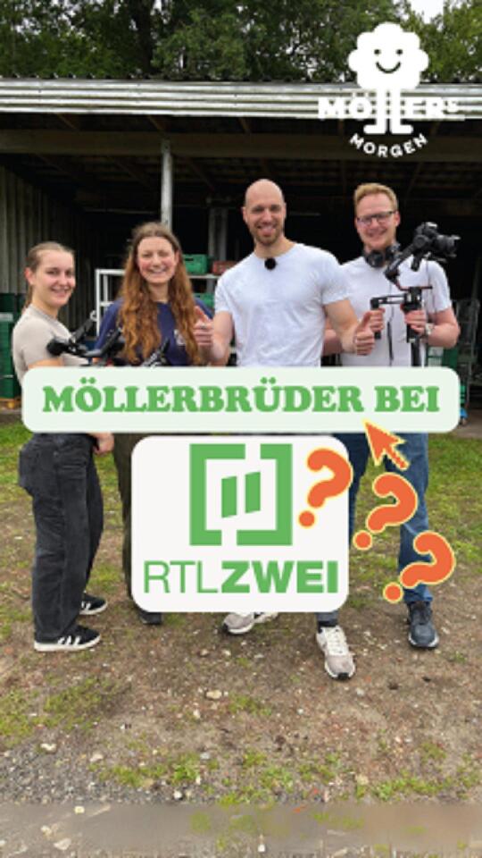 Das Bild zeigt vier Personen, die vor einem Gebäude stehen und ein Schild halten. Das Schild hat die Aufschrift "Möllerbrüder bei RTLzwei" mit einem Fragezeichen-Symbol. Die Personen scheinen sich auf ein Ereignis oder eine Teilnahme an einer Sendung auf dem Fernsehsender RTLzwei vorzubereiten oder darauf hinzuweisen. Zwei der Personen halten Kameras, was darauf hindeutet, dass sie möglicherweise an einer Filmproduktion oder einem Medienprojekt beteiligt sind. Das Logo "Möllers Morgen" ist in der oberen rechten Ecke des Bildes sichtbar, was darauf hinweist, dass die Personen mit diesem Betrieb verbunden sind.