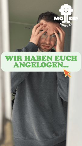 Das Bild zeigt eine Person, die sich die Hände vor das Gesicht hält und in einen Spiegel schaut. Die Person trägt ein graues Sweatshirt und eine Brille. Im Hintergrund ist ein Badezimmer mit einer Dusche und einem Waschbecken zu sehen. Über dem Bild ist ein Text mit der Aufschrift "Wir haben euch Angelogen..." zu sehen, was darauf hindeutet, dass die Person möglicherweise eine Enthüllung oder ein Geständnis macht. Das Logo "Möllers Morgen" ist in der oberen rechten Ecke des Bildes sichtbar, was darauf hinweist, dass die Person möglicherweise mit diesem Betrieb verbunden ist.