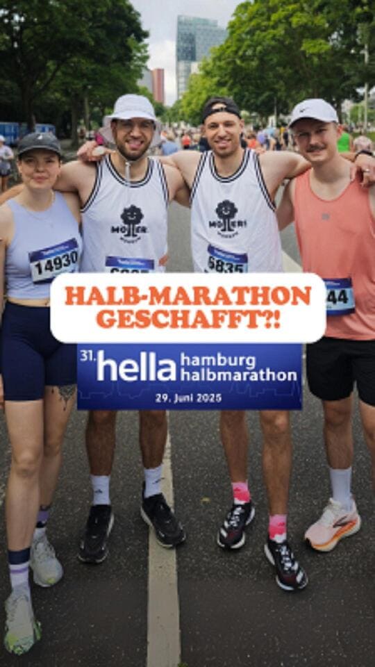 Das Bild zeigt vier Personen, die sich auf einen Halbmarathon vorbereiten. Sie stehen auf einer Straße, die für das Rennen abgesperrt ist, und tragen Sportkleidung sowie Startnummern. Zwei der Männer tragen weiße T-Shirts mit dem Logo "Möllers Morgen", während die Frau ein graues Sporttop und die andere Person ein orangefarbenes T-Shirt trägt. Alle vier Personen tragen Sportschuhe und wirken motiviert und bereit für den Lauf. Über dem Bild ist ein Text mit der Aufschrift "Halb-Marathon geschafft?!" zu sehen, was darauf hindeutet, dass sie möglicherweise den Halbmarathon bereits absolviert haben oder sich darauf vorbereiten. Im unteren Teil des Bildes ist ein Banner mit der Aufschrift "31. Hella Hamburg Halbmarathon, 29. Juni 2025" zu sehen, was darauf hinweist, dass das Event der Hella Hamburg Halbmarathon ist, der am 29. Juni 2025 stattfindet.