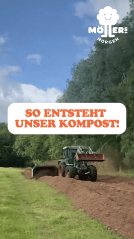 Ein Traktor mit Frontlader ist auf einem Feld zu sehen und schiebt Kompost aus. Im Vordergrund steht in großen, orangefarbenen Buchstaben: **"SO ENTSTEHT UNSER KOMPOST!"** Das Logo von **Möllers Morgen** ist in der oberen rechten Ecke sichtbar. Die Szene zeigt, wie aus organischen Materialien wertvoller Kompost für den biologischen Anbau entsteht.