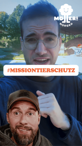 Das Bild zeigt zwei Männer von Möllers Morgen mit dem Hashtag **MissionTierSchutz**. Im Vordergrund steht ein Mann mit Brille und im Hintergrund ein weiterer Mann mit Basecap, der mit der Hand grüßt. Beide wirken engagiert und freundlich. Das Logo von Möllers Morgen ist in der oberen rechten Ecke sichtbar. Die Szene vermittelt den Eindruck, dass sie sich für Tierschutz und nachhaltige Landwirtschaft einsetzen.