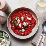 Rote-Bete-Risotto mit veganem Kräuter-Feta