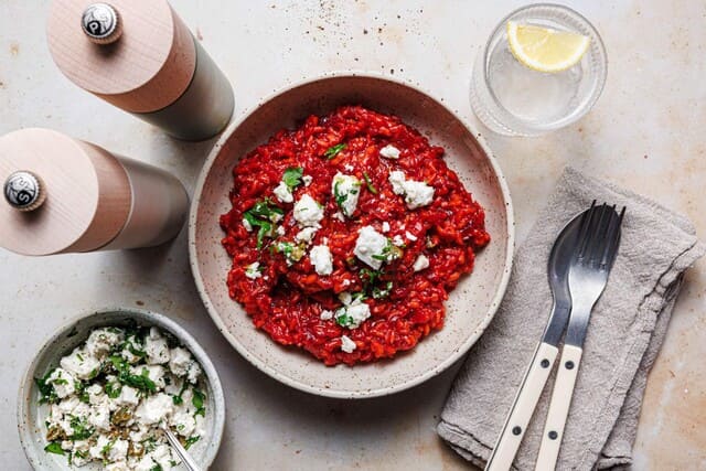 Rote-Bete-Risotto mit veganem Kräuter-Feta