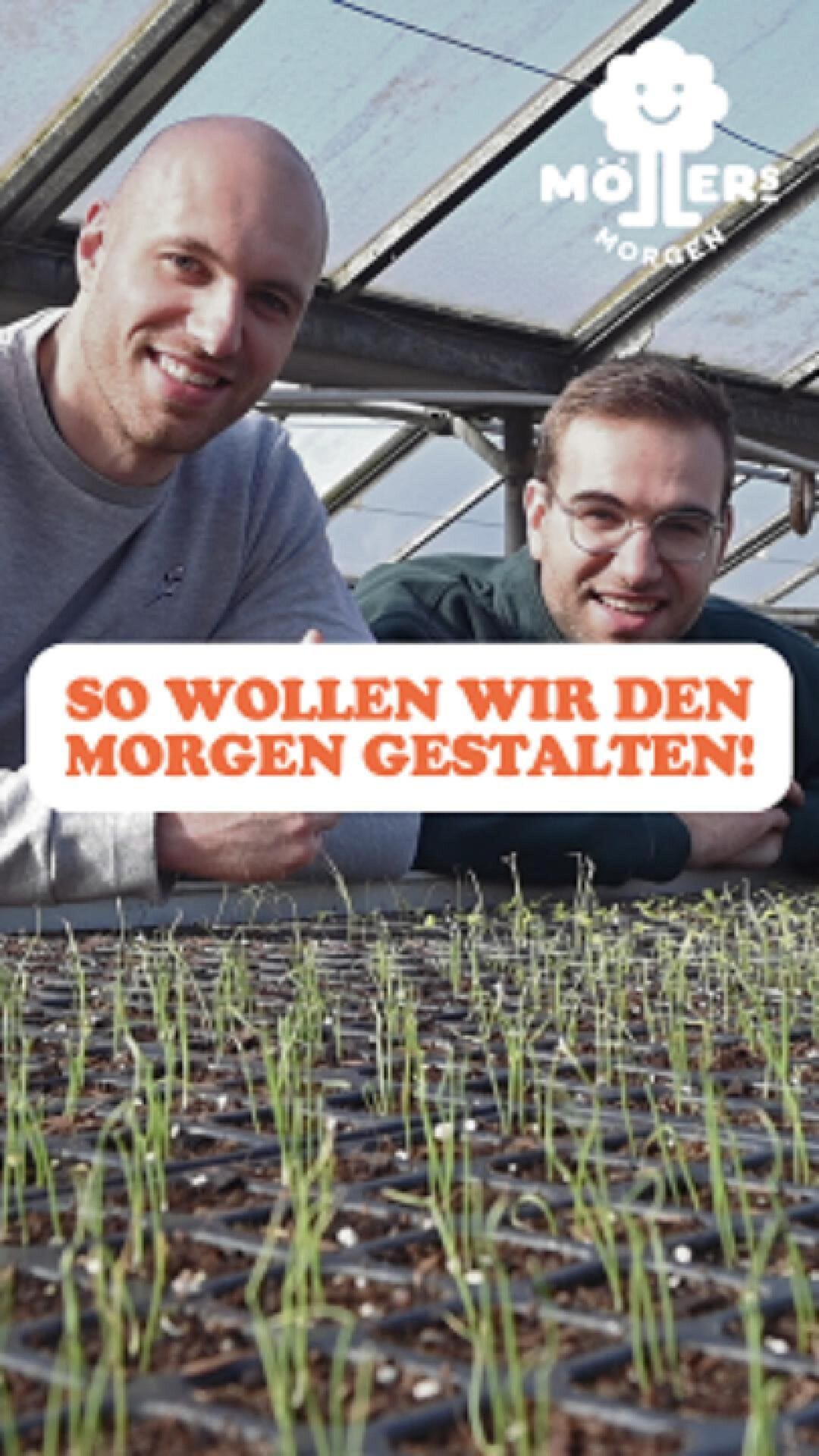 Das Bild zeigt zwei lächelnde Männer in einem Gewächshaus, die sich über eine Anzucht von jungen Pflanzen beugen. Im Vordergrund steht in großen, orangefarbenen Buchstaben: **"SO WOLLEN WIR DEN MORGEN GESTALTEN!"** Das Logo von **Möllers Morgen** ist in der oberen rechten Ecke sichtbar. Die Szene vermittelt den Eindruck von Engagement und Hoffnung für die Zukunft der Landwirtschaft, wobei die beiden Männer stolz ihre Arbeit präsentieren. Die jungen Pflanzen symbolisieren den Beginn und die nachhaltige Entwicklung ihrer Projekte.