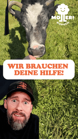 Mann mit überraschtem Gesichtsausdruck im Vordergrund, während im Hintergrund eine Kuh auf einer grünen Wiese steht, Textüberlagerung lautet Wir brauchen deine Hilfe! mit dem Logo von Möllers Morgen.