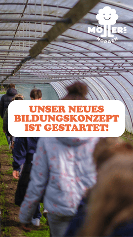 Gruppe von Menschen geht durch ein Gewächshaus von Möllers Morgen, Textüberlagerung Unser neues Bildungskonzept ist gestartet!