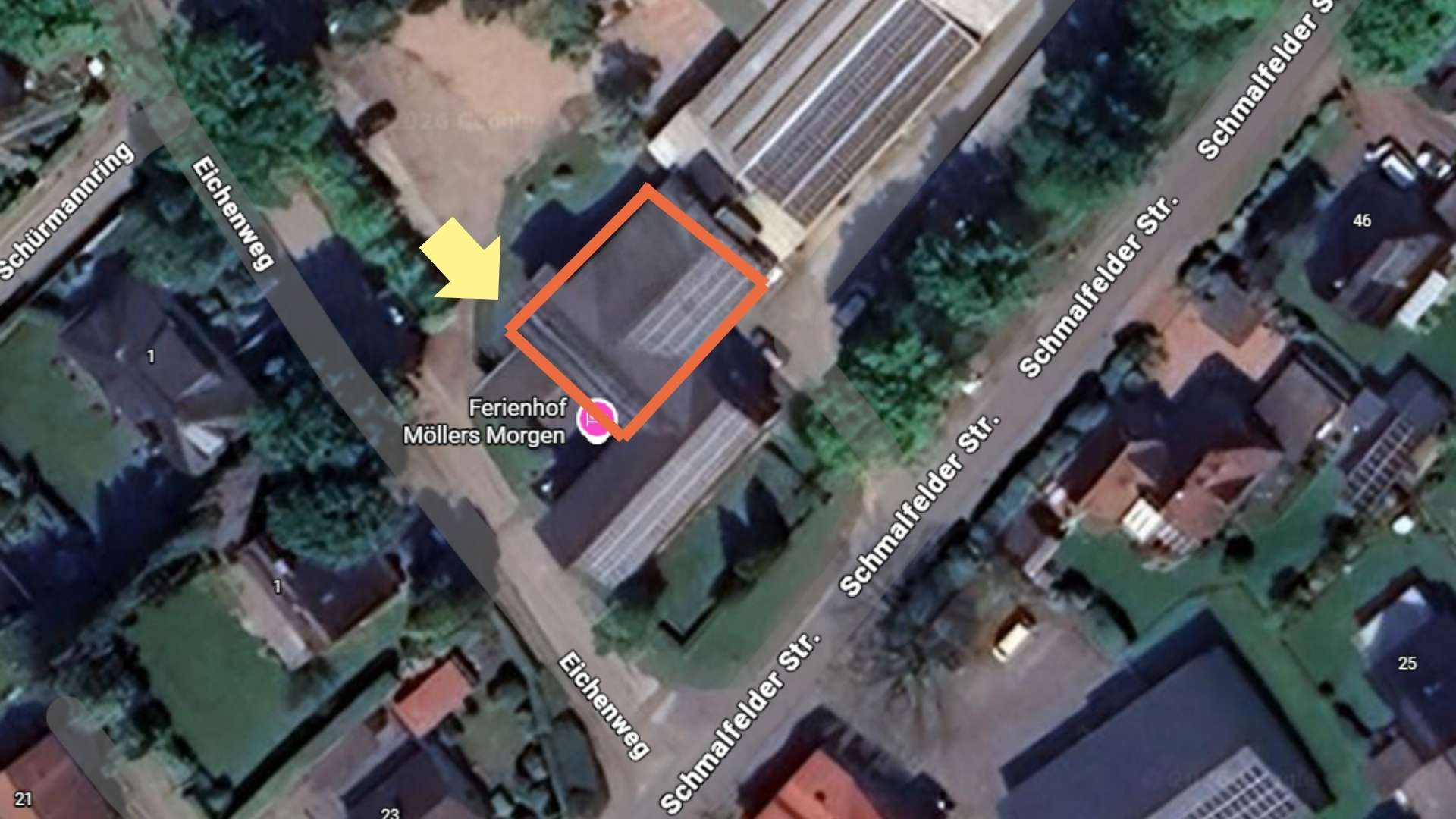 Luftaufnahme des Ferienhofs "Möllers Morgen" in Schleswig-Holstein, markiert durch einen gelben Pfeil und ein orangefarbenes Rechteck. Der Hof liegt an der Ecke Eichenweg und Schmalfelder Straße.