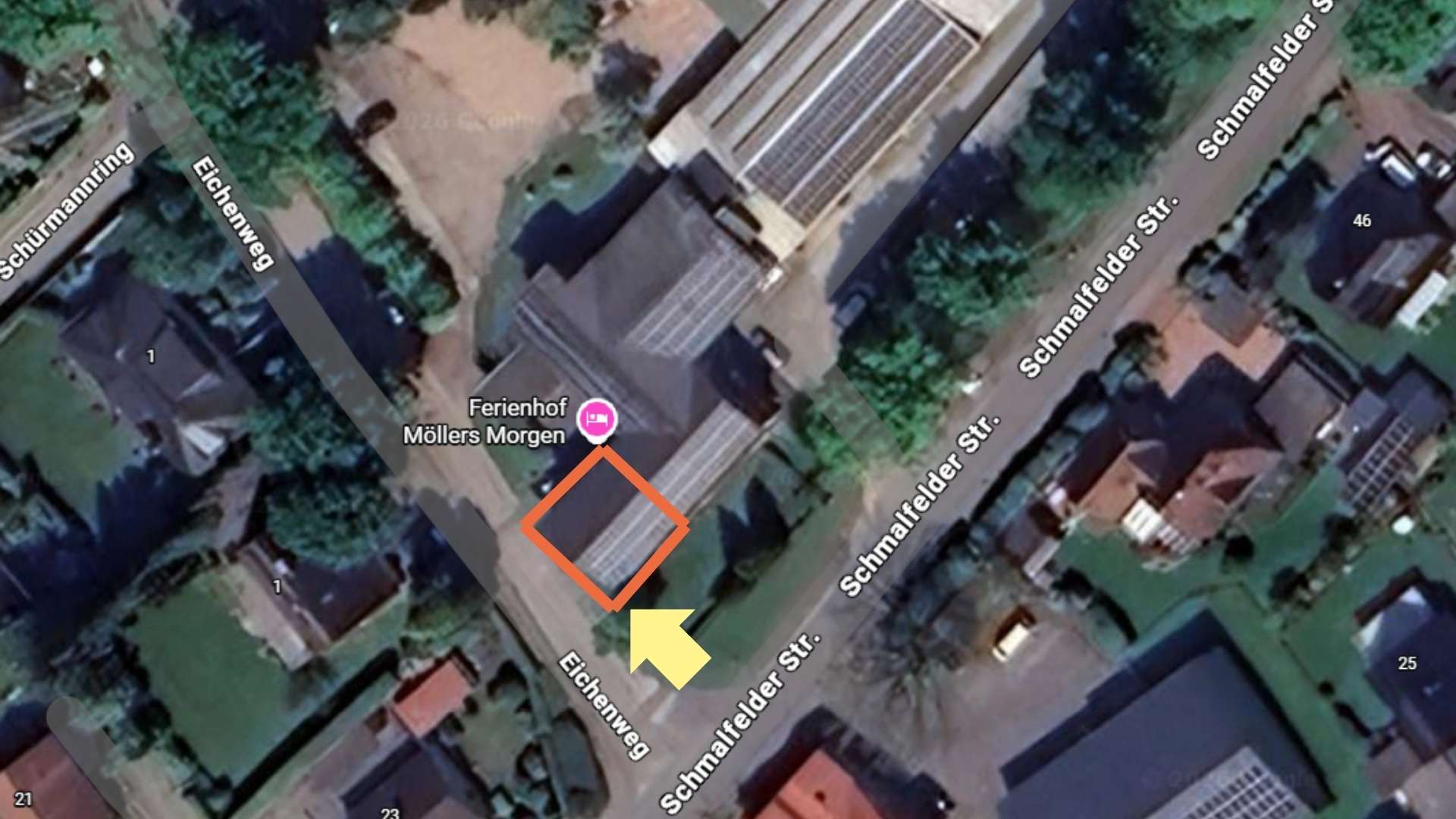 Luftaufnahme des Ferienhofs "Möllers Morgen" in Schleswig-Holstein. Der Hof ist durch ein orangefarbenes Rechteck markiert und liegt an der Ecke Eichenweg und Schmalfelder Straße. Ein gelber Pfeil zeigt auf den Zugang vom Eichenweg aus.