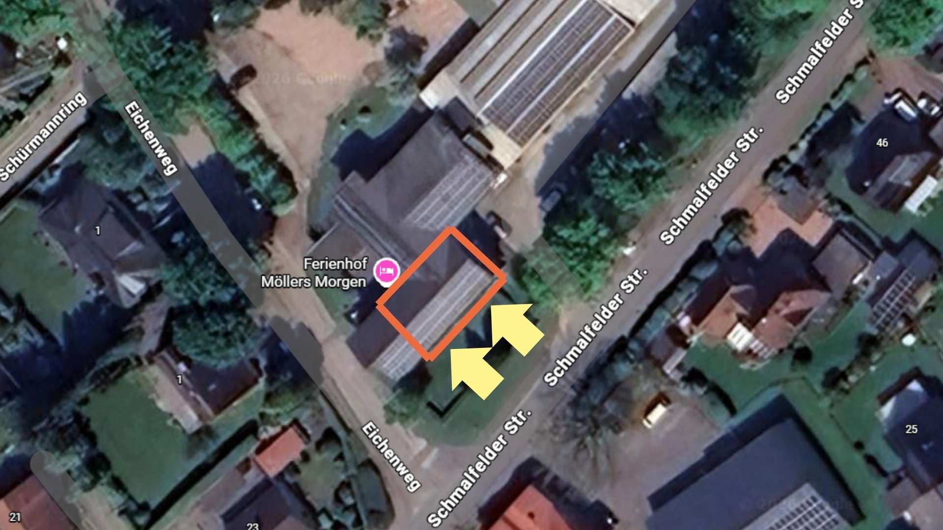 Luftaufnahme des Ferienhofs "Möllers Morgen" in Schleswig-Holstein. Der Hof ist durch ein orangefarbenes Rechteck markiert und liegt an der Ecke Eichenweg und Schmalfelder Straße. Zwei gelbe Pfeile zeigen auf die Gewächshäuser des Hofs.