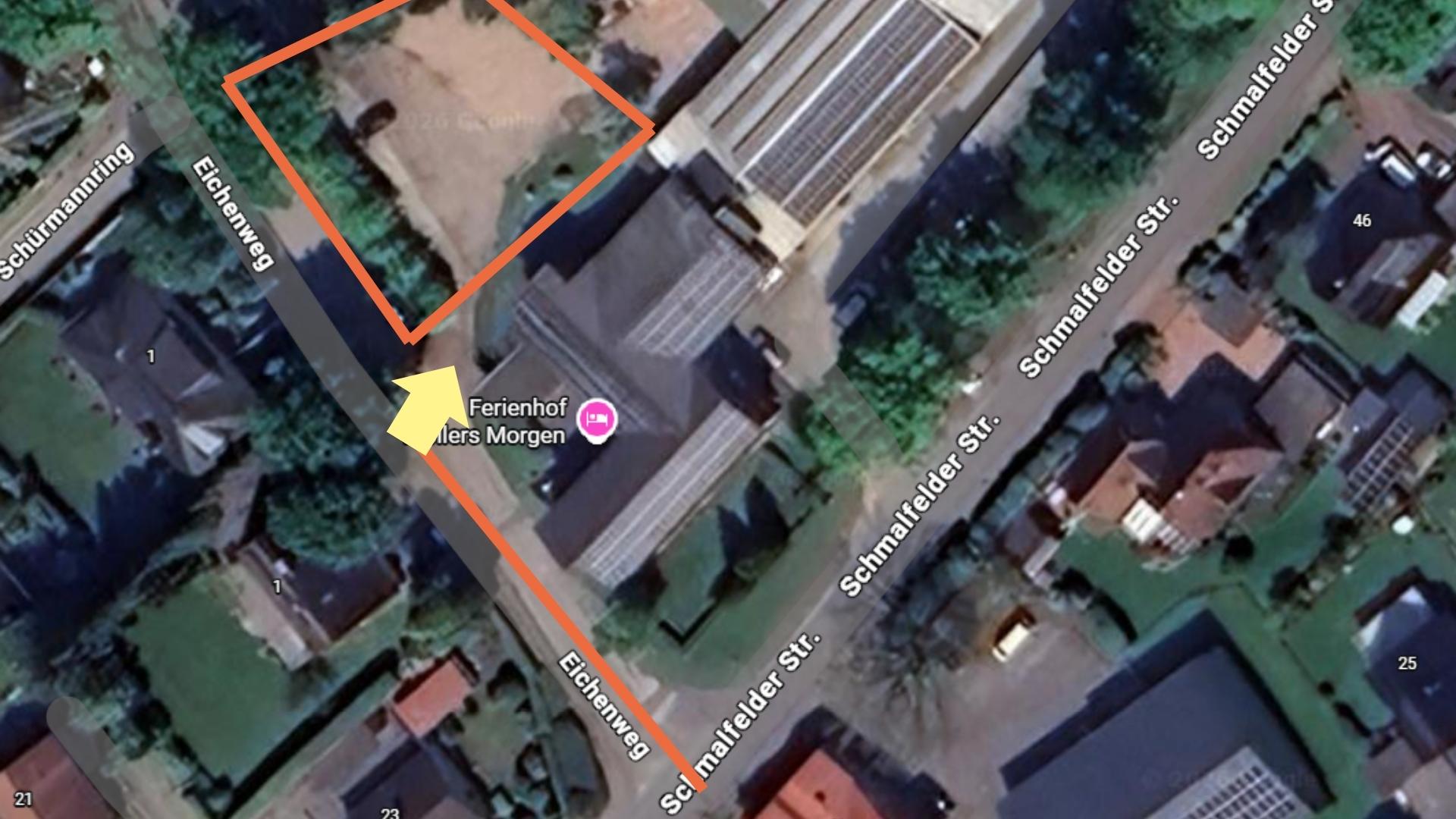 Luftaufnahme des Ferienhofs "Möllers Morgen" in Schleswig-Holstein, markiert durch einen gelben Pfeil. Der Hof liegt an der Ecke Eichenweg und Schmalfelder Straße.