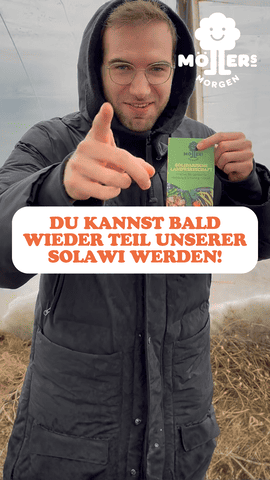 Mann mit Daumen nach oben hält eine Karte mit der Aufschrift "SoLaWi-Lernort" von Möllers Morgen, Textüberlagerung lautet: Du kannst bald wieder Teil unserer SoLaWi werden!