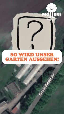 Ein Bild mit einem handgezeichneten Fragezeichen auf einem weißen Schild im Vordergrund. Darunter steht in orangefarbener Schrift: 'SO WIRD UNSERVER GARTEN AUSSEHEN!'. Im Hintergrund ist ein leicht unscharfes Foto eines Gartens oder einer Baustelle zu sehen, auf dem bereits einige Baumstämme oder Holzpfosten liegen. Das Logo 'Möllers Morgen' mit einer lächelnden Wolke und einem Baum ist oben rechts im Bild zu erkennen. Der Standort scheint die 'Schmalfelder Straße' zu sein.
