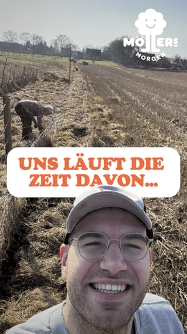 Selfie eines lächelnden Mannes vor einem Feld, auf dem zwei Personen arbeiten. Textüberlagerung lautet: "Uns läuft die Zeit davon...".