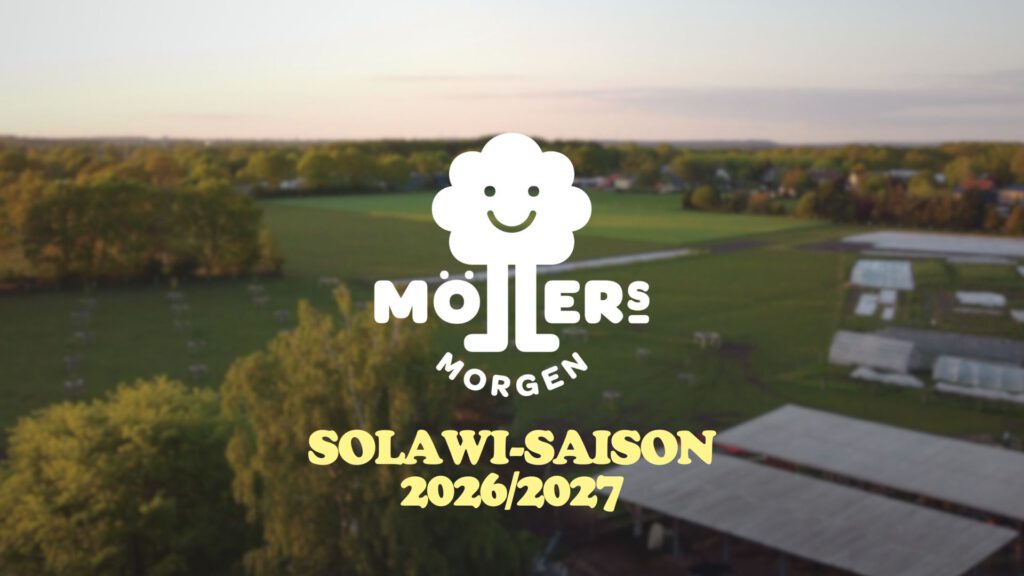Luftaufnahme des Hofs Möllers Morgen bei Sonnenuntergang mit dem Logo und der Textüberlagerung: "SoLaWi-Saison 2026/2027".