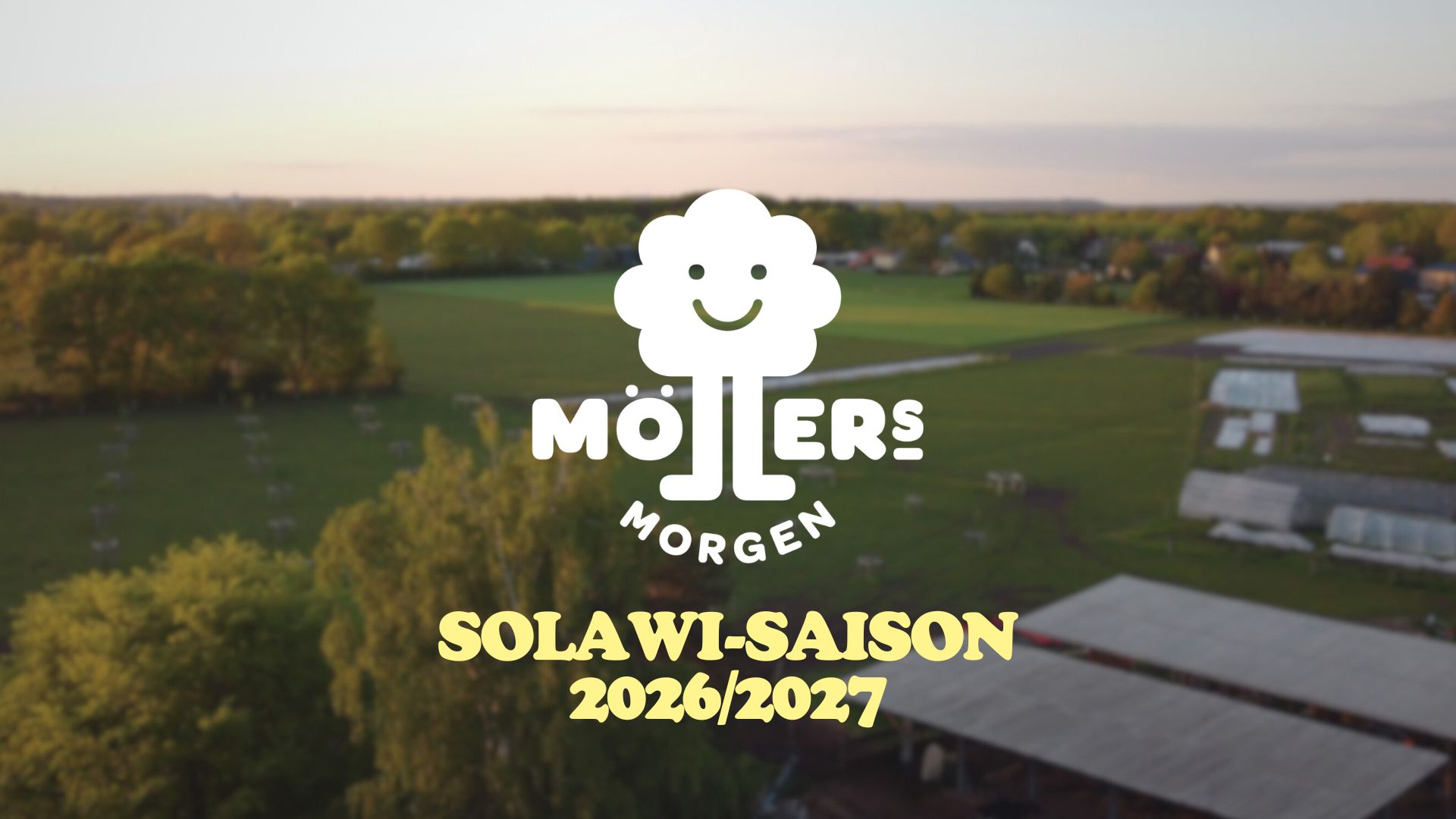 Luftaufnahme des Hofs Möllers Morgen bei Sonnenuntergang mit dem Logo und der Textüberlagerung: "SoLaWi-Saison 2026/2027".