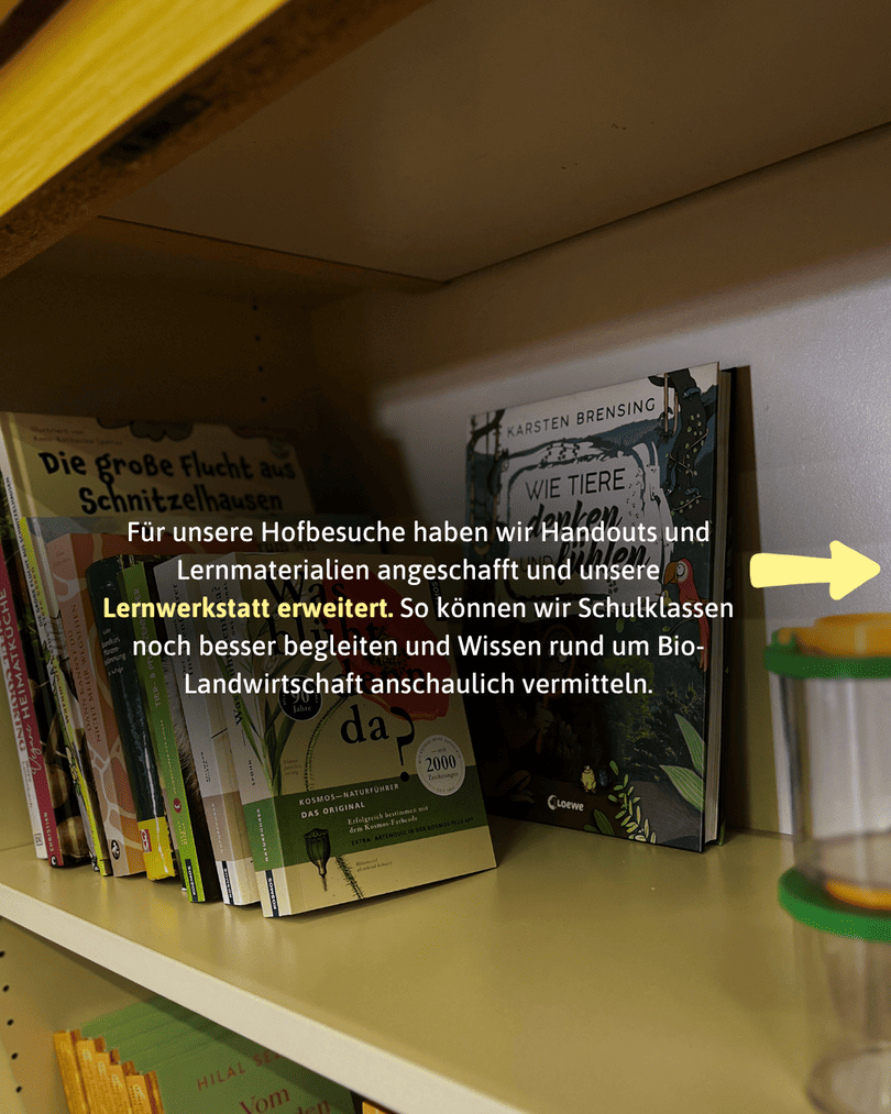 Foto eines gelben Regals, gefüllt mit verschiedenen Büchern über Natur und Landwirtschaft, darunter 'Die große Flucht aus Schnitzelhausen' und 'Wie Tiere denken und fühlen'. Ein gelber Pfeil zeigt nach rechts.