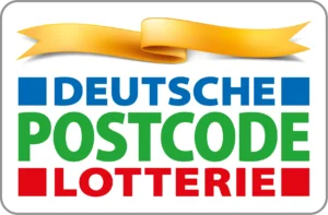 Das Logo der Deutschen Postcode Lotterie auf weißem Hintergrund. Es besteht aus drei rechteckigen Feldern in den Farben Rot, Grün und Blau, die wie Briefmarken nebeneinander angeordnet sind. In den Feldern sind weiße Symbole zu sehen: ein Herz, ein Baum und eine stilisierte Figur. Darunter steht in dunkelblauer Schrift der Name „DEUTSCHE POSTCODE LOTTERIE“
