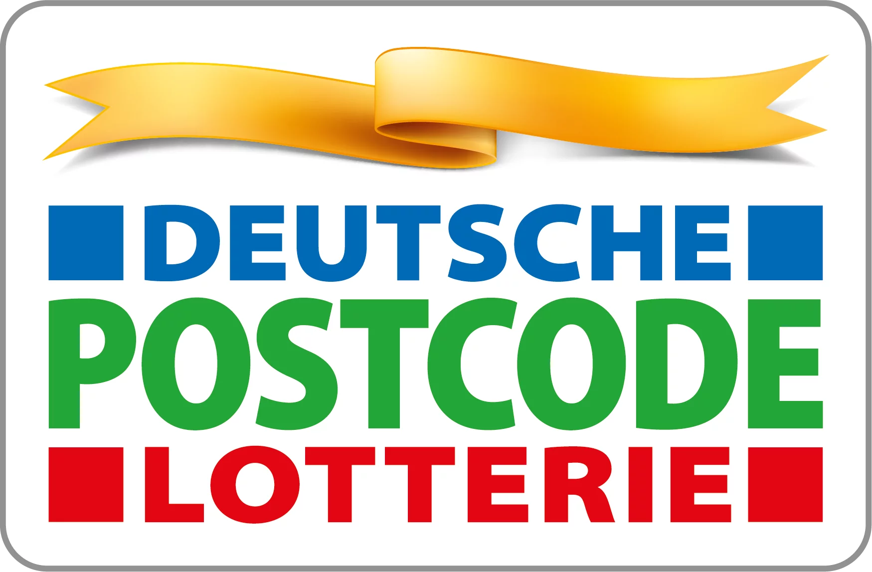 Das Logo der Deutschen Postcode Lotterie auf weißem Hintergrund. Es besteht aus drei rechteckigen Feldern in den Farben Rot, Grün und Blau, die wie Briefmarken nebeneinander angeordnet sind. In den Feldern sind weiße Symbole zu sehen: ein Herz, ein Baum und eine stilisierte Figur. Darunter steht in dunkelblauer Schrift der Name „DEUTSCHE POSTCODE LOTTERIE“