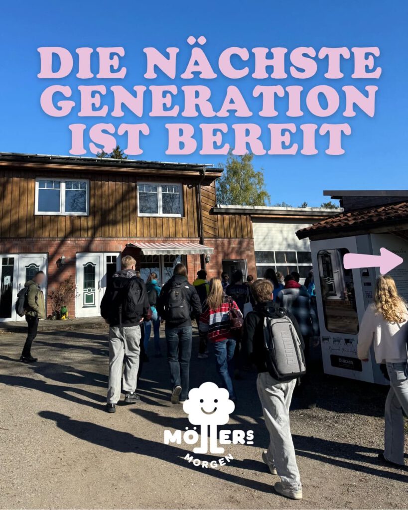 Eine Gruppe von Jugendlichen läuft bei sonnigem Wetter auf ein Hofgebäude aus Backstein und Holz zu. Über dem Bild steht in großer rosa Schrift: „DIE NÄCHSTE GENERATION IST BEREIT“. Unten ist das weiße Logo von „Möllers Morgen“ zu sehen. Ein kleiner rosa Pfeil rechts deutet auf das nächste Bild hin.